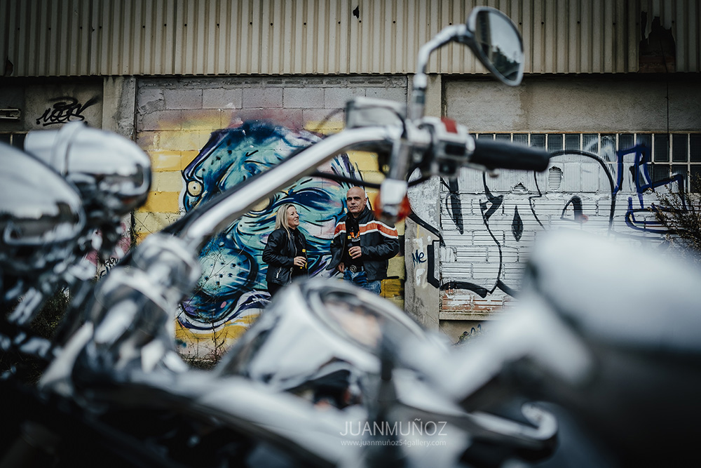 Post boda motera, moto custom, fotografía de post boda. Moritz Barcelona